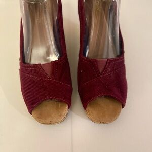 TOM’s Elegant Burgundy Peep-Toe Wedges